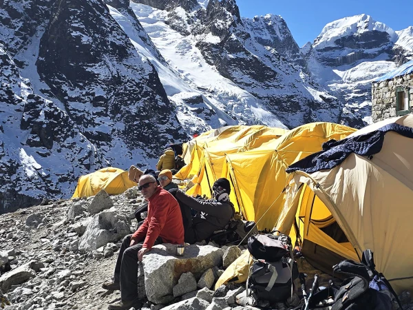 Refuge mera base tent