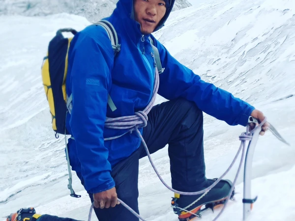 Refuge mera climbing sherpa guide gelzen