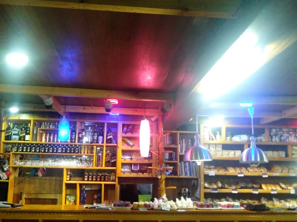 Refuge mera lodge counter