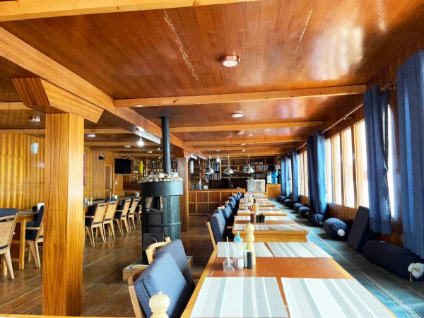 Refuge mera peak dining