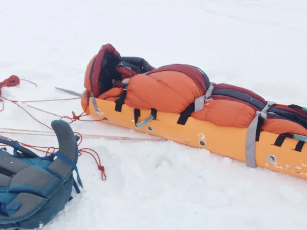 Refuge mera rescue ski stretcher